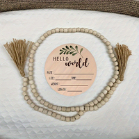 Plaque de bienvenue ronde gravée en bois avec le nom du bébé, carte de jalons de développement du bébé, panneau d'annonce de naissance « Hello World »
