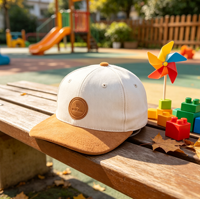Casquette de baseball pour enfants en coton suédé personnalisée, à visière plate, 6 panneaux, avec œillets contrastants et patch en caoutchouc, vente en gros pour marques de vêtements pour enfants