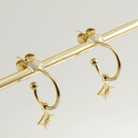 Boucles d'oreilles créoles avec breloque étoile à quatre branches 18 mm en acier inoxydable 304 couleur acier / plaqué or 18 carats sous vide, bijoux à accents transparents célestes