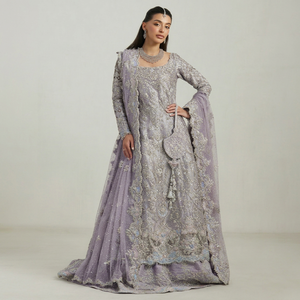 Robe de mariée vintage en soie violette, coupe trapèze, manches longues, col carré, longueur ras du sol, broderie en dentelle, traîne détachable, boutonnée - Product Image 1