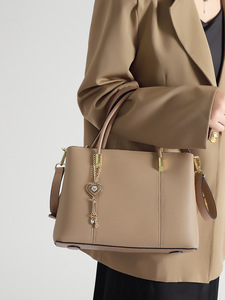 กระเป๋าโท้ทหนังแท้สุดหรูขายส่ง พร้อมปักโลโก้ กระเป๋าสะพายไหล่ผู้หญิง ความจุเยอะ กระเป๋าถือสำหรับสุภาพสตรีสำหรับใช้ในสำนักงาน - Product Image 5