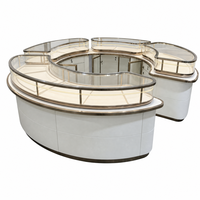 Vitrine d'îlot incurvée sur mesure pour bijoux, finition en acier inoxydable blanc, vitrine en verre pour bijouterie