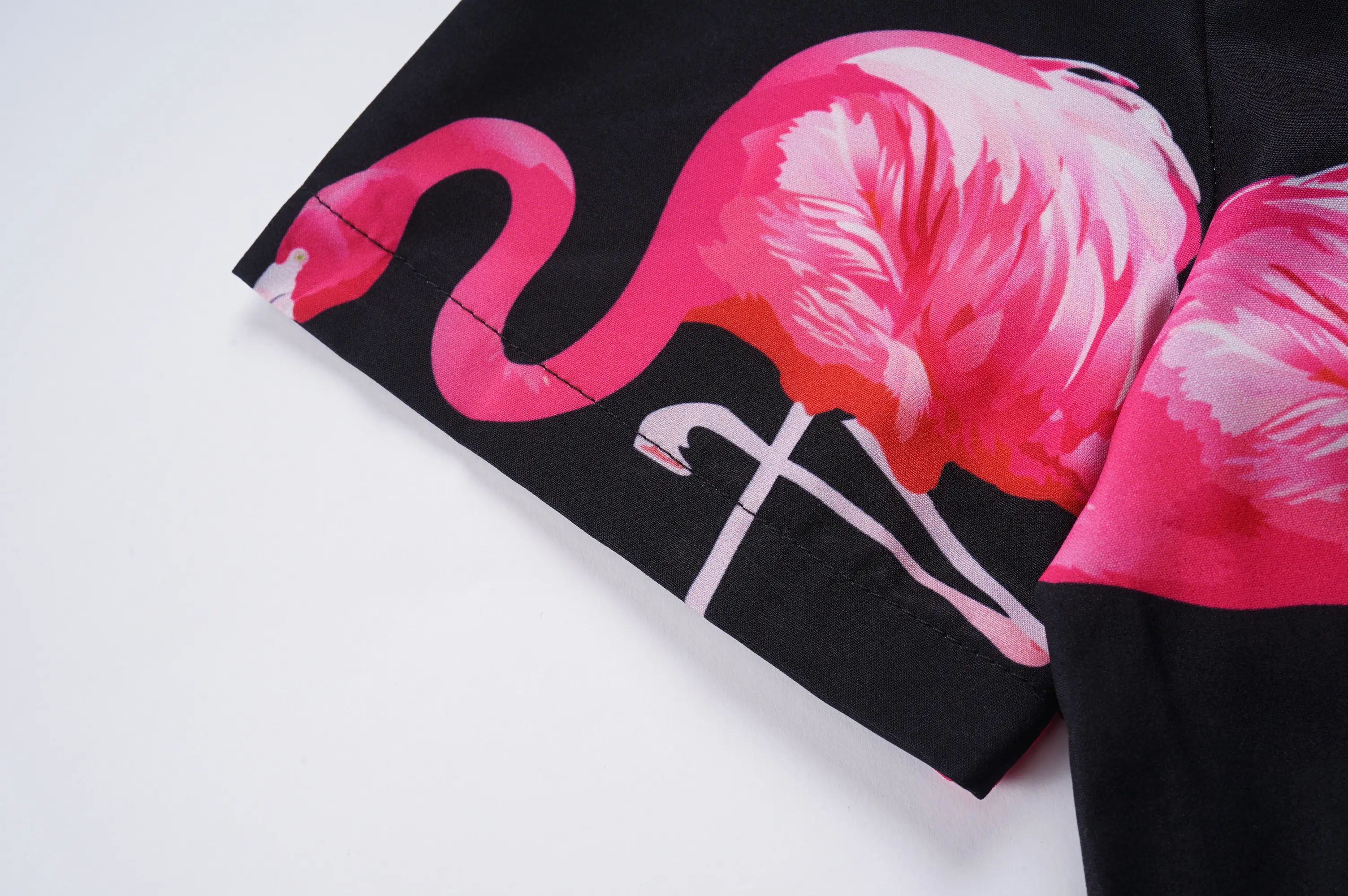 Nanteng Individuelles Sommerfest Freies Polyester Flamingo-Druckmuster Kurzarm Revers Sublimation Herren Knopfhemden