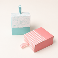 Mini boîte cadeau carrée portable en papier avec pelliculage mat, couleurs personnalisées, design de dessin animé pour emballage cosmétique, anniversaire, fête prénatale