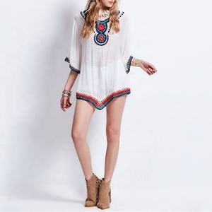 Chemisier blanc pour femme avec broderie florale, manches évasées, haut smocké, chemise en crochet à ourlet irrégulier, hauts d'été STb-0823 - Product Image 5