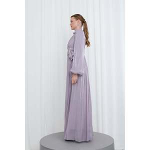 Vestido de noche elegante plisado de manga larga para mujer Puane con cinturón y adornos de piedras para ocasiones especiales - Lila - Product Image 4