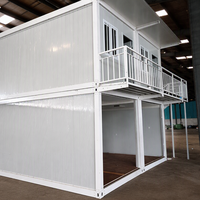 Maison conteneur à deux étages peu encombrante, préfabriquée en acier, modulaire, empilable, en kit, avec escalier extérieur pour complexe hôtelier ou bureau