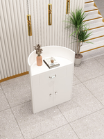 Bureau de réception semi-circulaire sur mesure de luxe rose, vert et blanc avec rangement pour salon de coiffure et institut de manucure