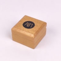 Boîte à bagues carrée en bois avec doublure en velours, logo personnalisé, couvercle à charnière, boîte de rangement pour bijoux pour demande en mariage et emballage de bijoux en détail