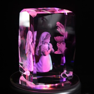 Cubo de Cristal Colorido con Grabado 3D, Recuerdos de Primera Comunión con Base de Luz LED - Product Image 4