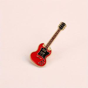 دبوس معدني أنيق على شكل جيتار كهربائي أحمر لعشاق الموسيقى، مثالي لحفلات الروك والفعاليات الموسيقية - Product Image 5