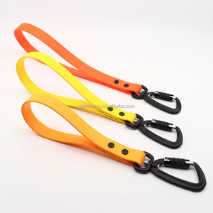 सक्रिय कुत्तों के प्रबंधन के लिए और उन्हें व्यस्त क्षेत्रों में बंद रखने के लिए पीवीसी ट्रैफिक हैंडल के साथ नायलॉन कारबिनर - Product Image 1