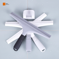 Spatule en silicone écologique et durable en forme de queue de poisson avec crochet intégré pour vitres, sols et nettoyage de douche, facile à accrocher