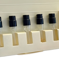 Boîtes rigides personnalisées écologiques en matériaux recyclés pour échantillons de parfum avec design artistique en relief, dorure à chaud et revêtement UV