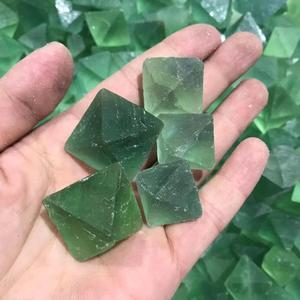 Vente en gros de pierres hexagonales en fluorite verte naturelle, sculptées à la main, pierres brutes, pierres de guérison, décoration d'intérieur, fête des mères - Product Image 3