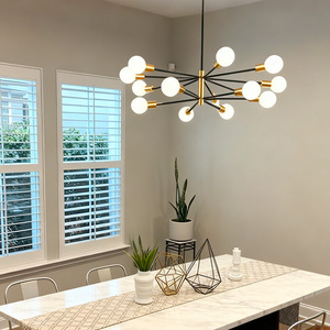 Lámpara de techo moderna North Satellite Chandelier en negro y dorado para sala de estar, comedor, dormitorio y estudio. - Product Image 3