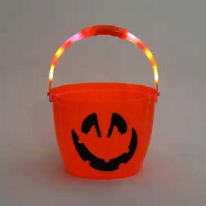 2024 Hotselling Decoração Doces Light Up Handle Atacado Plástico Halloween Abóbora Baldes Com LED