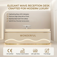 Bureau de réception moderne et minimaliste en crème avec éclairage LED, logo personnalisé pour salon de beauté, clinique esthétique, spa