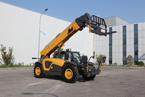 Chariot télescopique de 17 m de portée, 5 tonnes, équipé d'une flèche télescopique, d'un châssis tout-terrain 4x4 et d'attaches rapides - Product Image 4