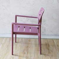 Chaise en plastique couleur pastel, fauteuil de jardin et de terrasse, dossier à lattes, assise à fentes, style méditerranéen, décoration de cour, siège d'extérieur
