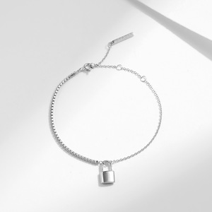Pulsera de Mujer 2026 Niche Cold Wind S925 de Plata de Ley con Colgante Mini Candado, Cadena Fina Ajustable, Lujosa y Versátil - Product Image 4