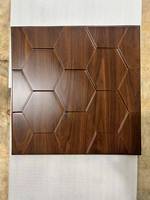 Panneaux muraux en bois 3D couleur bois 50*50cm Finition métal brossé Styles variés Installation facile Panneau mural en PVC pour la décoration intérieure