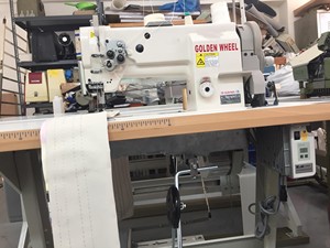 Machine à coudre à plat à double aiguille synchronisée Golden Wheel 4250 avec fonction de point inversé pour coudre des matériaux épais - Product Image 6