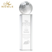 Trophée de football en cristal transparent personnalisé Noble Custom Clear Pillar, surface extérieure gravée, emblème personnalisé, prix pour athlète de football aux performances exceptionnelles