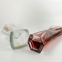 Bouteille à spiritueux en verre de 750 ml à base lourde en cristal facetté, forme unique, avec bouchon couronne doré pour présentation de bar de luxe à domicile