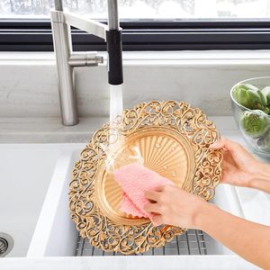 Assiettes de présentation en plastique doré antique de 13 pouces, décorées de motifs floraux ajourés, pour la décoration de table de mariage ou de fête. - Product Image 5