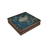 Magnifique boîte cadeau en carton recyclé écologique de 2 mm, durable, avec revêtement UV, couvercle carré, base et doublures personnalisées, impression de logo CMYK pour
