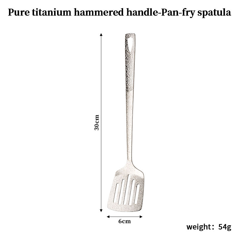 Espátula para freír con mango de titanio puro con diseño martillado.