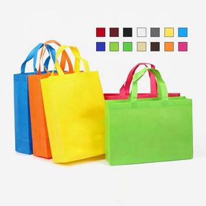 กระเป๋าหูหิ้วสีทึบพิมพ์ลายโลโก้กำหนดเองกระเป๋าผ้าใยสังเคราะห์รีไซเคิลกันน้ำสำหรับการช็อปปิ้งในตลาดทนทาน - Product Image 5