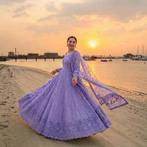 ชุดแต่งงานอินเดียปักลายสีม่วง ชุดอานาร์กาลียาวถึงพื้น ผ้าลูกไม้ ผ้าคลุมไหล่แบบดั้งเดิม ชุดเดรสสำหรับผู้หญิงสำหรับงานพิธีการ - Product Image 1