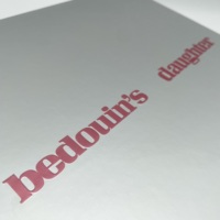 Boîte cadeau en carton rigide rose avec logo en relief, 25x25x4,5 cm, pour gloss à lèvres, argentée avec insert en EVA
