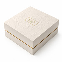 Boîte rigide personnalisée avec couvercle et base, gaufrage à sec et bordure dorée pour motifs botaniques et commandes en gros