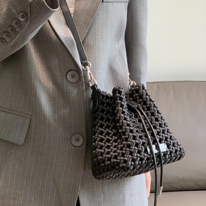 Bolso Bandolera de Cuero Genuino Tejido a Mano, Impermeable y Antirrobo, Diseño de Lujo para Uso Diario, Tendencia 2026 - Product Image 3