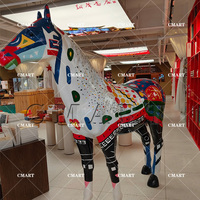 Grande statue de cheval en fibre de verre pour décoration de casino, sculpture géante d'extérieur pour jardin, modèle personnalisé pour hall d'hôtel moderne