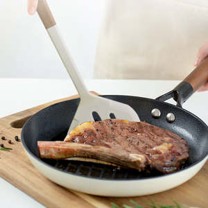 Juego de Utensilios de Cocina de Silicona de Grado Alimenticio de Alta Calidad, Duradero y Sostenible, con Mangos de Madera para Uso Doméstico - Product Image 3