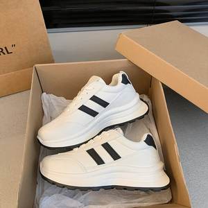 Zapatillas Deportivas Blancas de Moda para Mujer con Suela Gruesa - Calzado Atlético Cómodo y Elegante para Uso Diario - Product Image 2