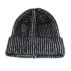 Bonnet tricoté extensible personnalisé à rayures verticales colorées, chaud et confortable pour l'hiver, avec revers, idéal pour l'extérieur - Product Image 4