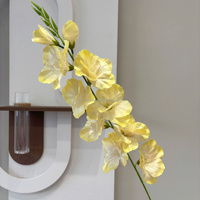 Fleurs artificielles en soie jaune vif sur le thème de l'été pour mariage, arrangement de fleurs artificielles en soie jaune pour événement de mariage