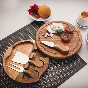 Set di taglieri rotondi in acacia con coltello, forchetta e spatola, tagliere in legno per servire e preparare formaggi - Product Image 1