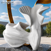 Grande sculpture d'art métallique abstraite en forme de fleur blanche avec arche en ruban doré pour extérieur, fabrication sur mesure