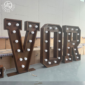 Lettres lumineuses en métal rouillé avec ampoules blanc chaud, enseigne lumineuse industrielle vintage pour bars, événements et décoration rétro - Product Image 3