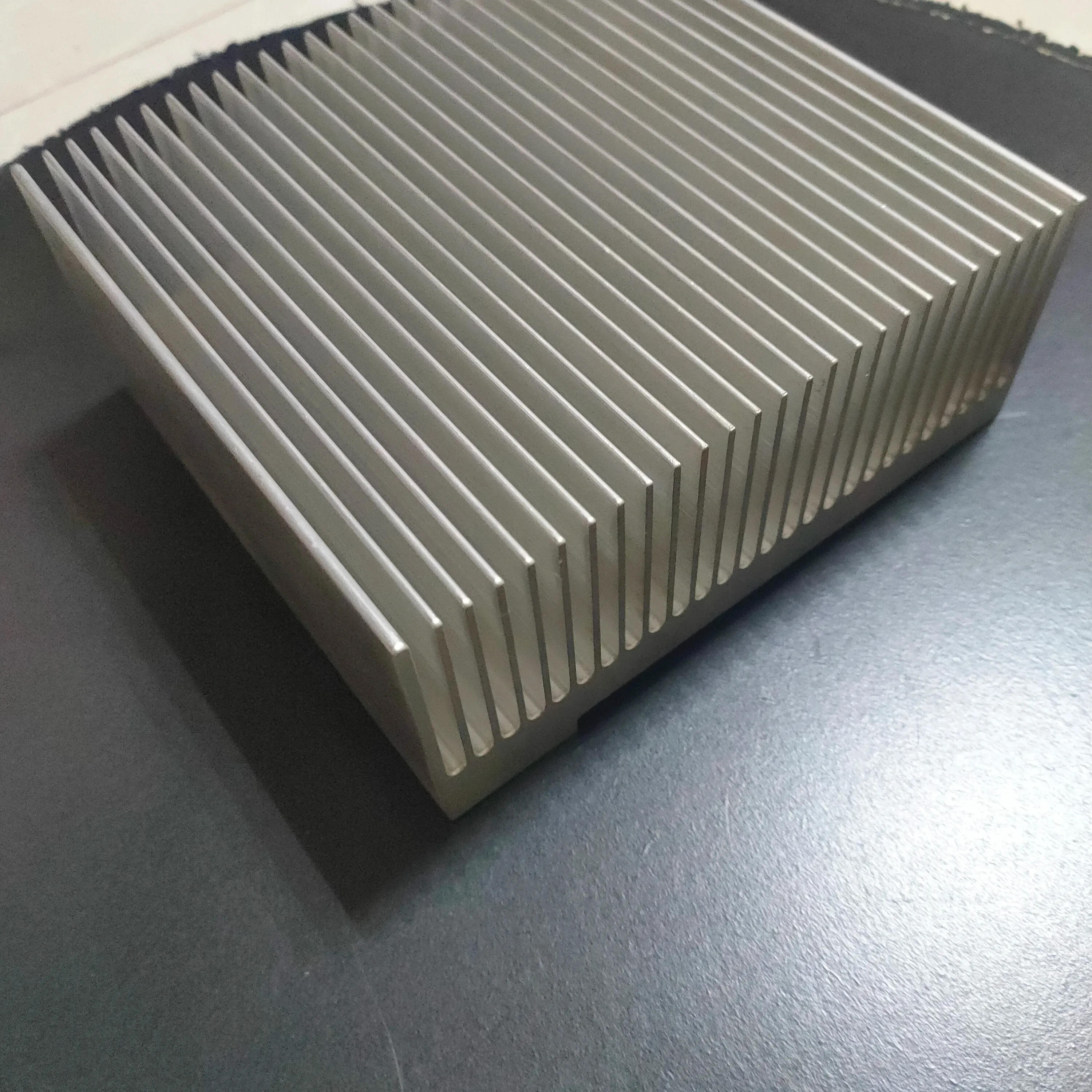 Layanan produsen Radiator wastafel panas ekstrusi profil aluminium anodisasi kustom besar