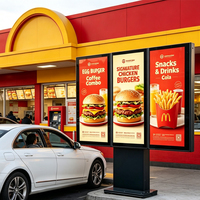 Papan Menu LCD Luar Ruangan 55" Layar Tiga untuk Kedai Kopi, Layanan Drive Thru KFC, Signage Digital dengan Sistem Interkom dan Headset Kiosk
