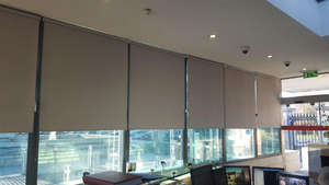 Bâche en PVC enduite <span class=keywords><strong>de</strong></span> vinyle personnalisée ignifuge en fibre <span class=keywords><strong>de</strong></span> verre 30% <span class=keywords><strong>pour</strong></span> rideau <span class=keywords><strong>de</strong></span> stores roulants - Product Image 4