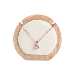 Expositor de Collares de Madera Maciza Personalizable, Expositor de Joyería de Lujo de Alta Calidad para Joyerías, Venta al por Mayor Directa de Fábrica - Product Image 2