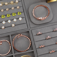 Vente en gros Présentoir à bijoux Présentoir à chaîne Plateau de présentation à bijoux en microfibre gris uni pour exposition de bijoux